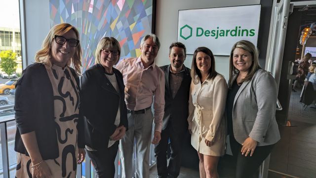 Les représentant.e.s des Caisses de Lanaudière qui poursuivent leurs engagements auprès des jeunes avec Martin Perreault, du Complexe JC Perreault